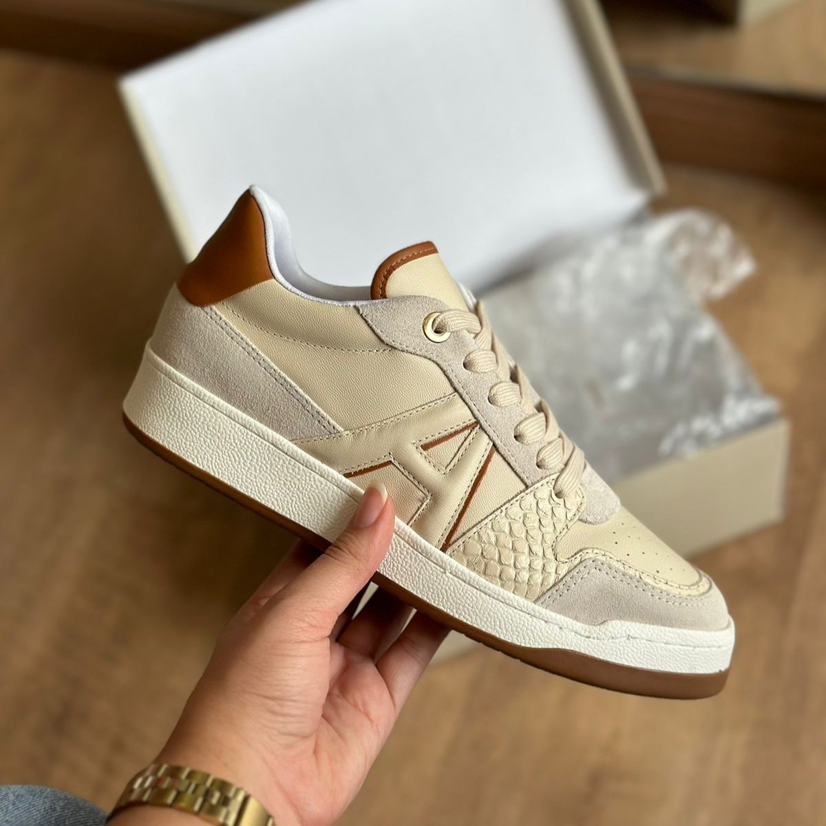 Tênis Arezzo Couro Bico Redondo Logo A128040023